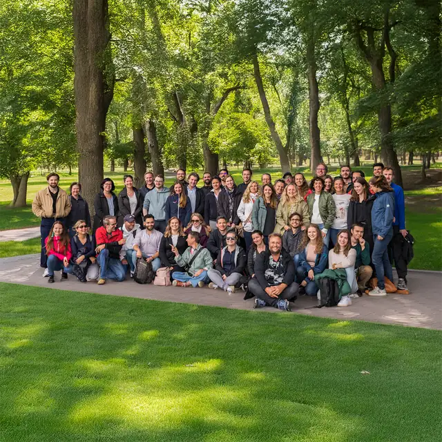 Gruppenfoto von marketmind in einem Park auf der Teamreise Kopenhangen 2023.